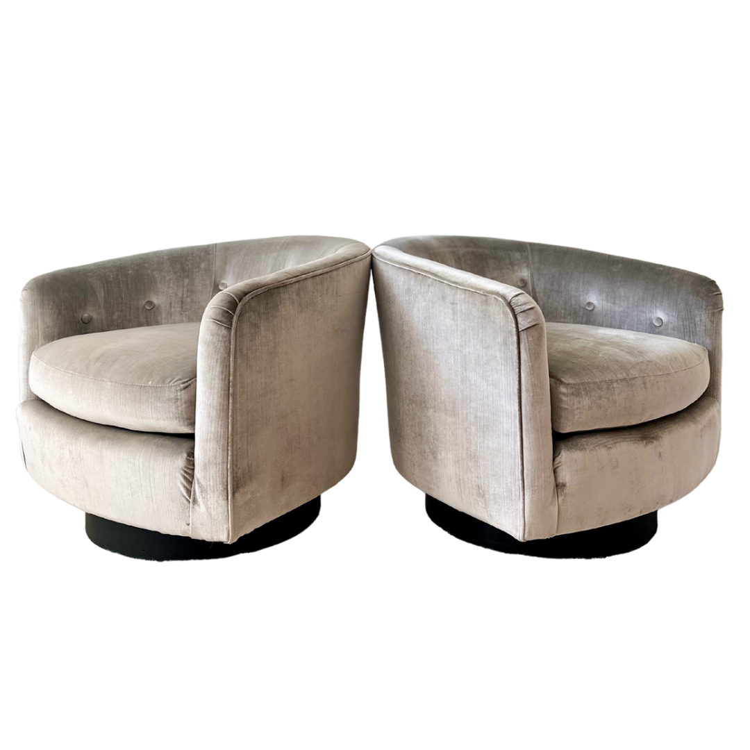 1960s Swivel Club Chairs in the Style of Milo Baughman - a pair