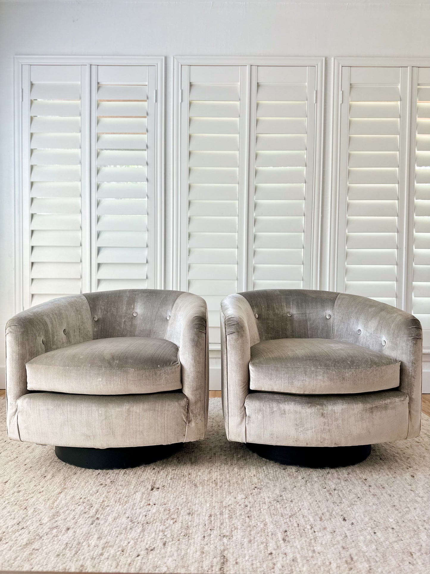 1960s Swivel Club Chairs in the Style of Milo Baughman - a pair