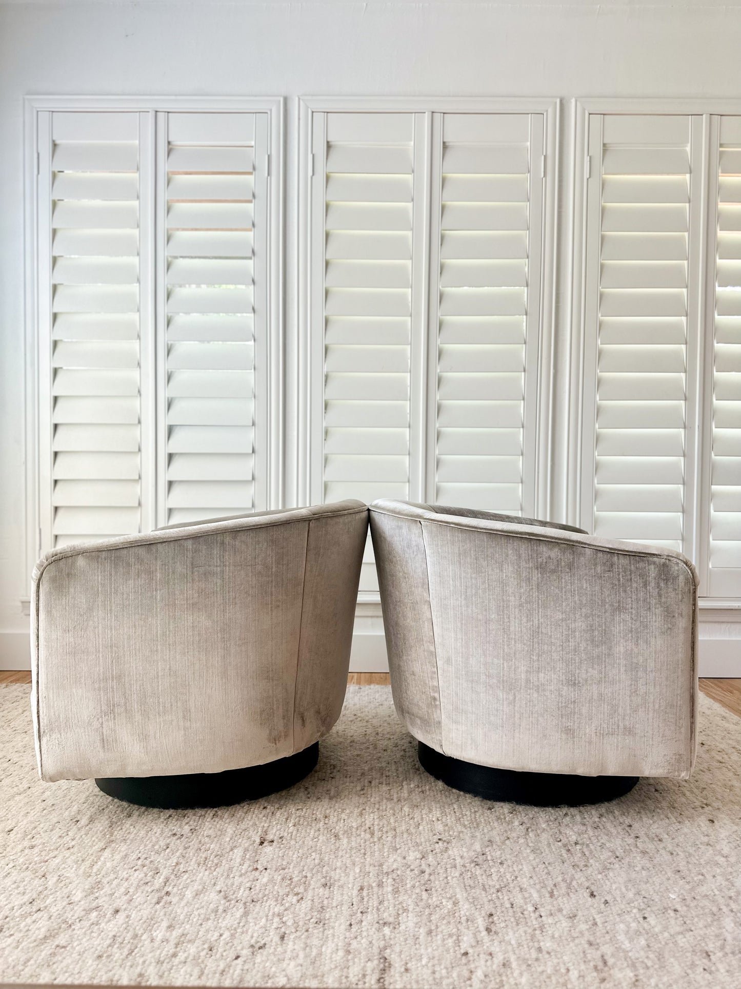 1960s Swivel Club Chairs in the Style of Milo Baughman - a pair