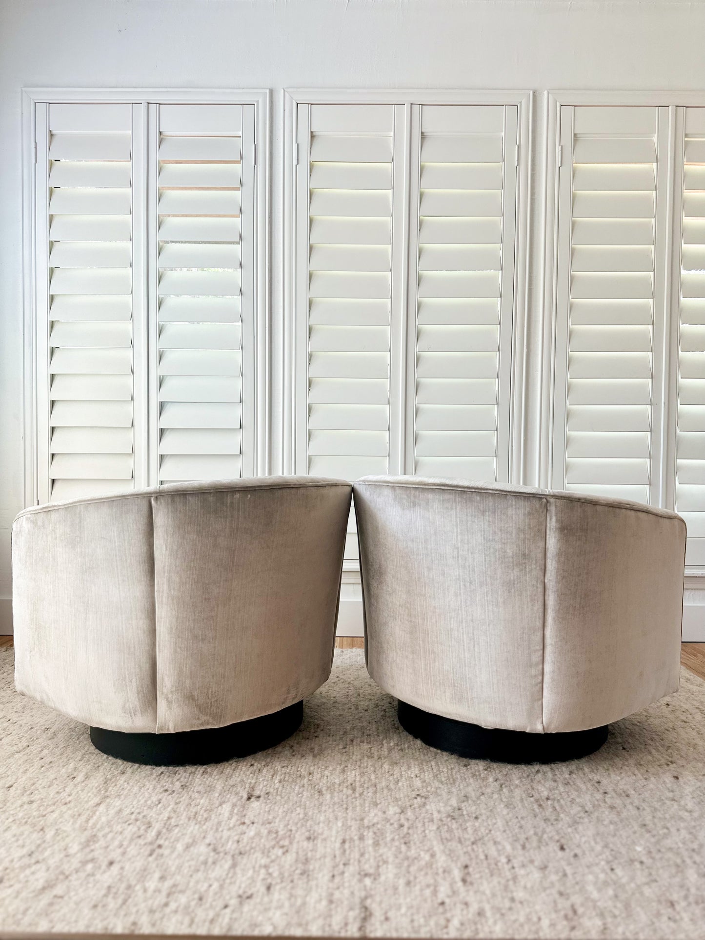 1960s Swivel Club Chairs in the Style of Milo Baughman - a pair