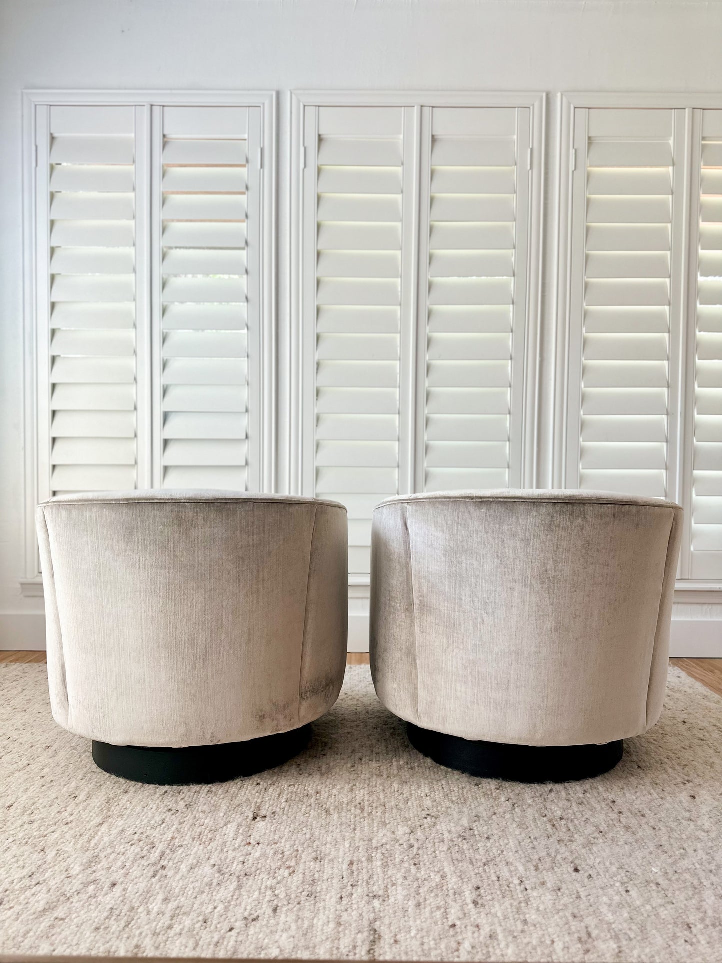 1960s Swivel Club Chairs in the Style of Milo Baughman - a pair