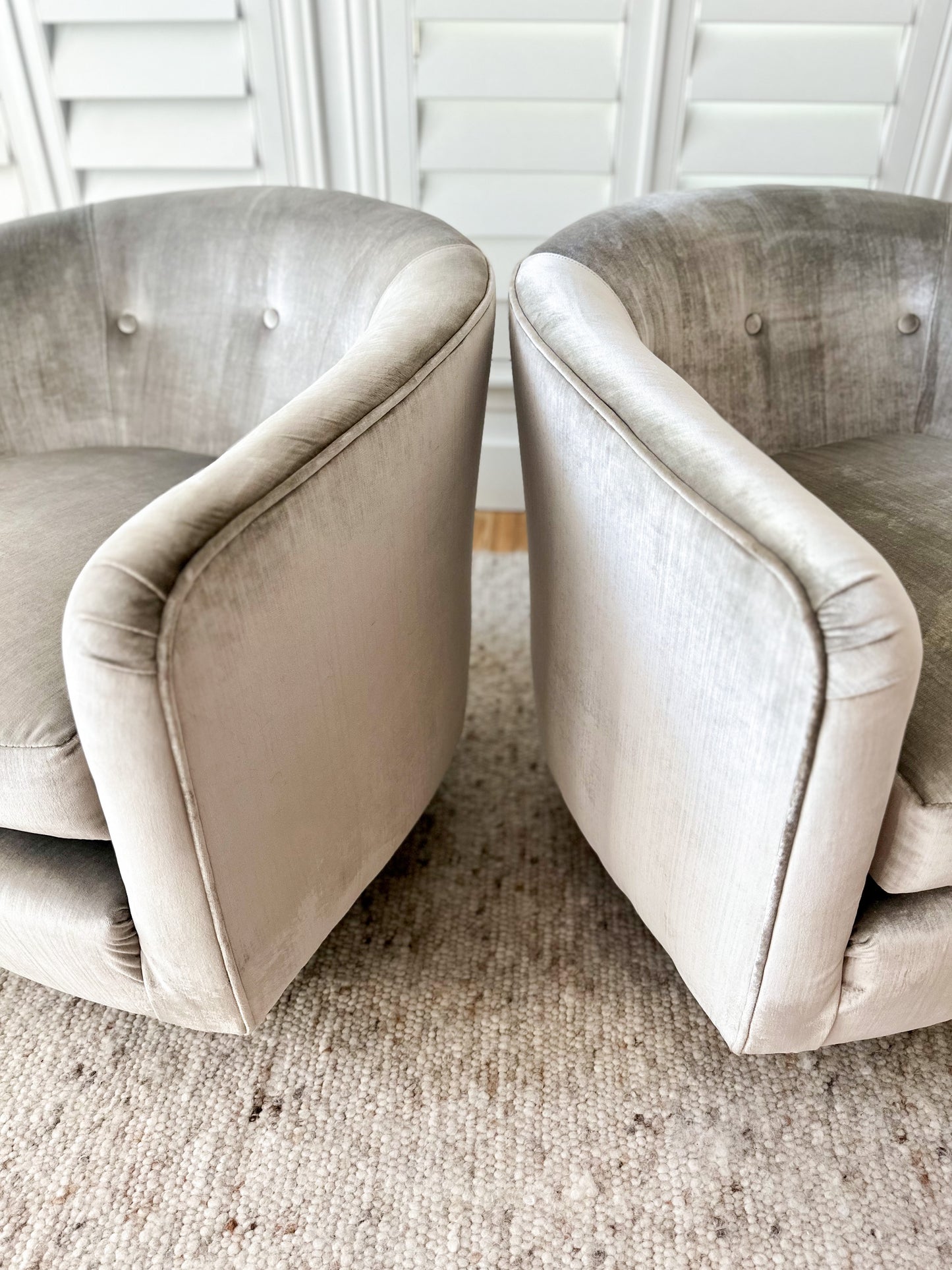 1960s Swivel Club Chairs in the Style of Milo Baughman - a pair